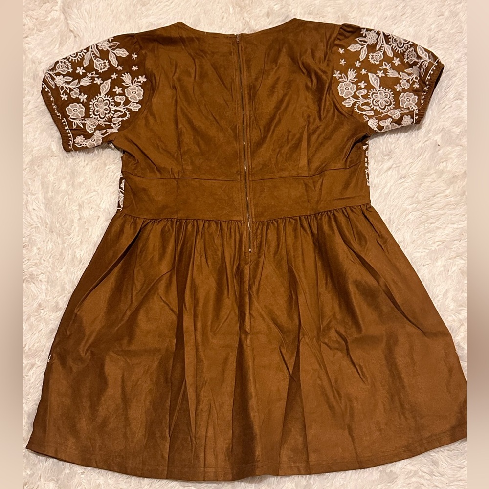 Savanna Jane Brown Dress with White Floral Embroidery Accents - Picture 3 of 4